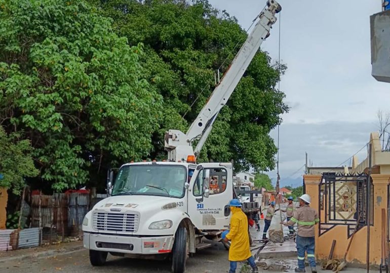 Edesur trabaja para restablecer servicio en zonas de Azua por caída de postes y salida de circuitos