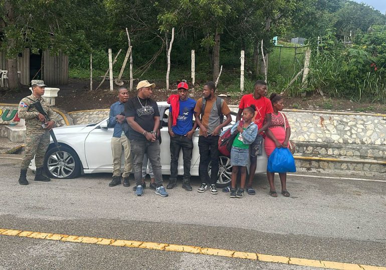 Video | Ejército detiene vehículo con siete haitianos en condición irregular en San Juan de la Maguana