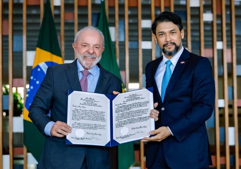 Embajador dominicano Robert Takata presenta cartas credenciales al presidente de Brasil Luiz Inácio Lula Da Silva