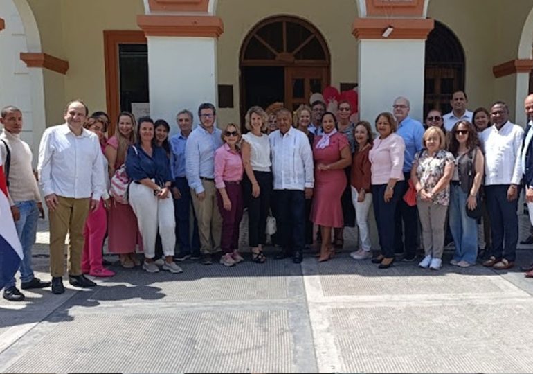 Embajadores de 14 países realizan histórica visita al Ayuntamiento San Cristóbal, tuvieron coloquio con alcalde Nelson de la Rosa
