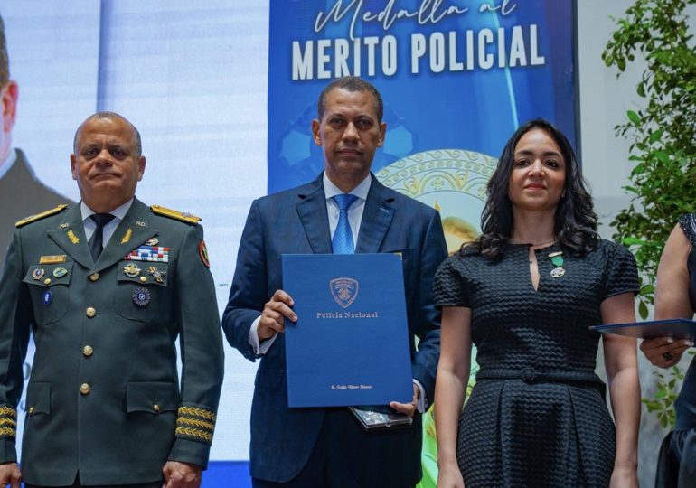 Gómez Mazara recibe Medalla al Mérito Policial por sus aportes en materia tecnológica a la institución del orden
