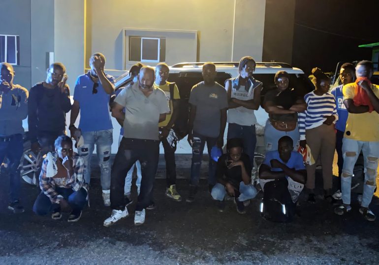 Ejército detiene conductor de jeepeta con 18 haitianos indocumentados en Villa Vásquez