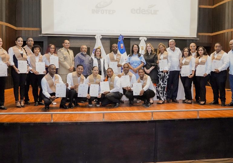 Edesur e Infotep gradúan a 35 jóvenes en instalación de paneles fotovoltaicos