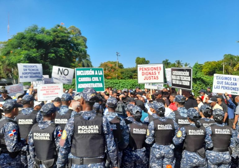 Policías rocían gas pimienta a Tito Hernández mientras protestaba frente al Ministerio de Agricultura