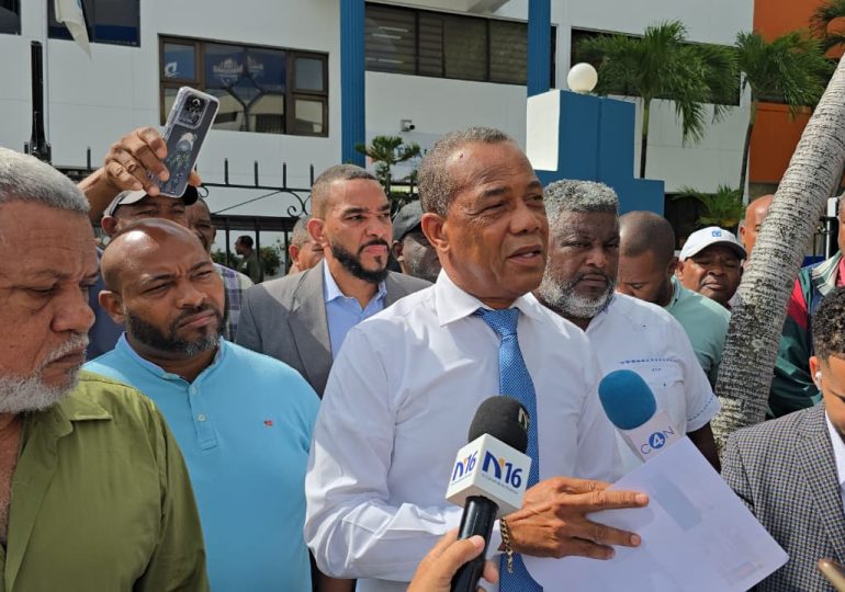 Choferes protestan contra cancelación de tarjeta Bonogas en el Intrant