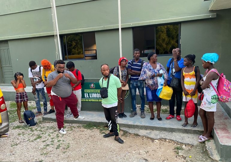 Ejército detiene minibús del transporte público por transporte ilegal de nacionales haitianos en Jimaní