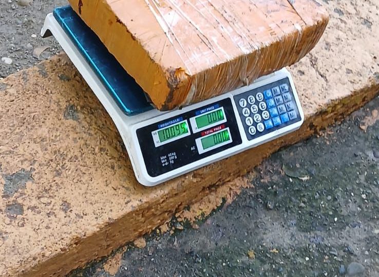 Decomisan más de 20 libras de presunta marihuana escondida en un vehículo durante operativo en Las Matas de Farfán