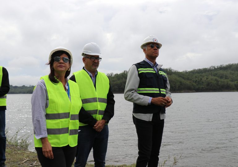 Director de Coraasan supervisa sistemas junto a técnicos ante el paso de la tormenta Melissa