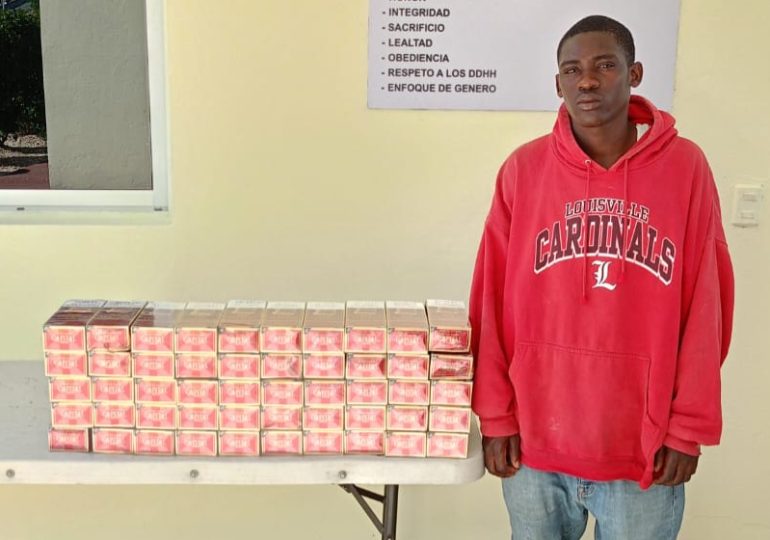 Ejército apresa hombre con 10,000 cigarrillos ilícitos en una motocicleta en Comendador