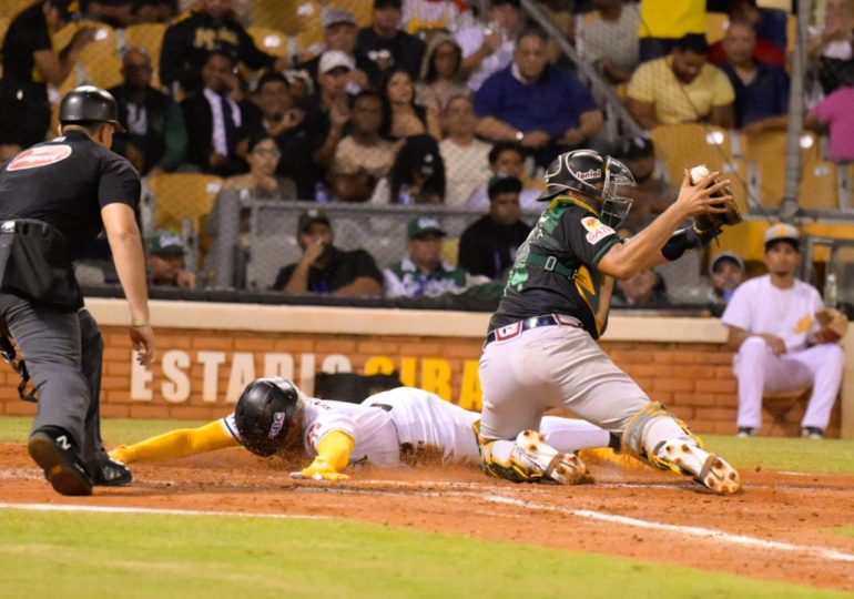 Águilas logran victoria ante las Estrellas y están en primer lugar