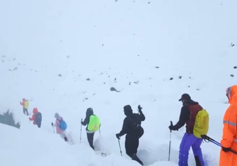Rescatan a más de 300 excursionistas tras intensa tormenta de nieve en el Everest