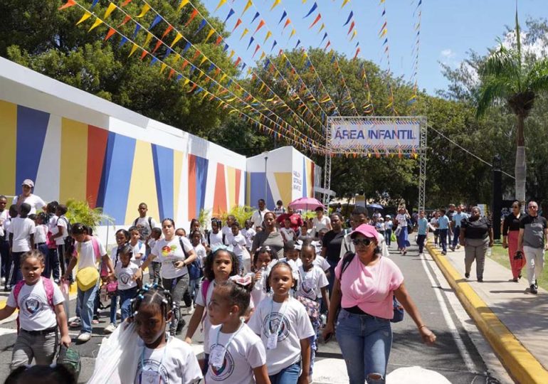 Feria Internacional del Libro sigue desarrollándose con la asistencia de miles de personas