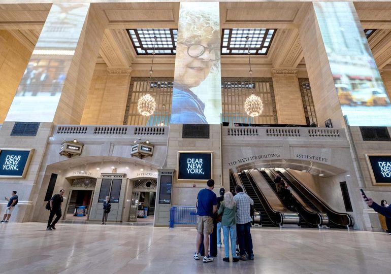 Video | La estación Grand Central de Nueva York cambia la publicidad por fotos de sus ciudadanos