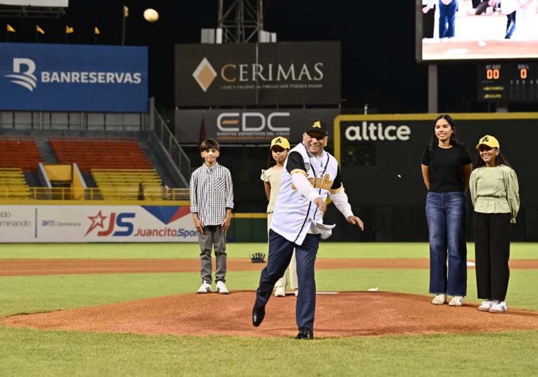 Leonardo Aguilera lanza la primera bola en partido inaugural del torneo de béisbol en el Estadio Cibao