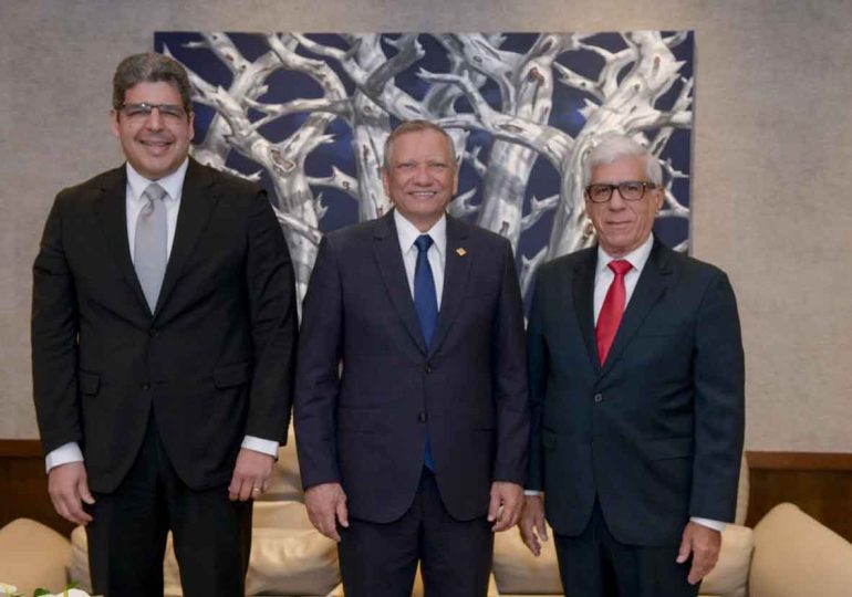 Leonardo Aguilera recibe visita de ejecutivos de la Asociación Cibao