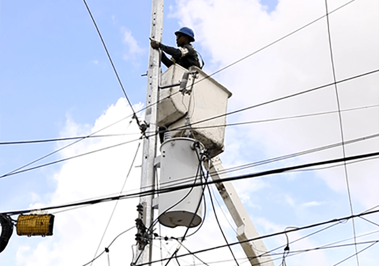 Edeeste continúa trabajos que mejoran el servicio eléctrico en Los Tres Brazos