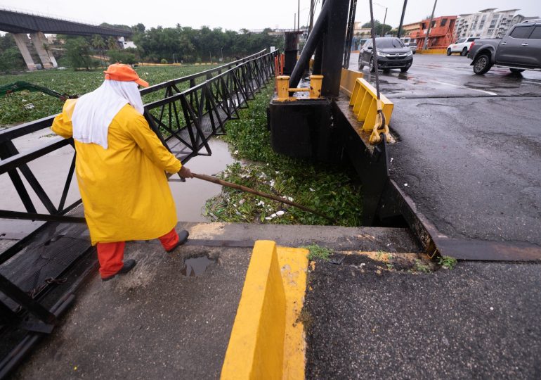 Medio Ambiente realiza operativo en puente flotante para mantener cauce del Ozama junto a instituciones aliadas durante paso de tormenta Melissa
