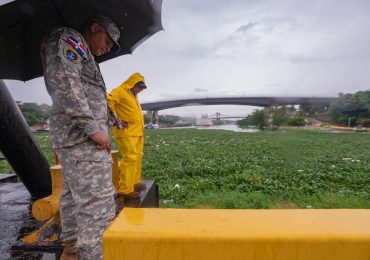 Medio Ambiente realiza operativo en puente flotante para mantener cauce del Ozama junto a instituciones aliadas durante paso de tormenta Melissa