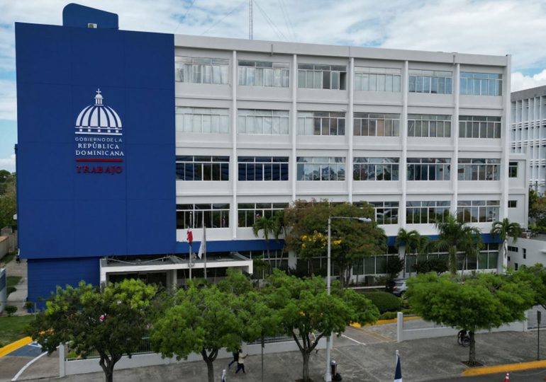 Ministerio de Trabajo levanta suspensión laboral en seis provincias y mantiene medida en el sur del país
