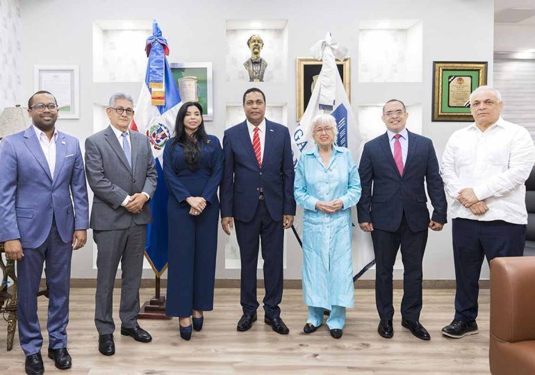 Procuradora general imparte conferencia a alcaldes sobre la protección del patrimonio público