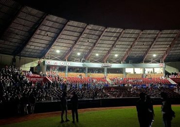 Partido entre Gigantes y Leones detenido por falla eléctrica en una de las torres en San Francisco de Macorís