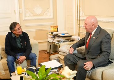 Petro se reúne con el encargado de negocios de EE.UU. en medio de la crisis diplomática