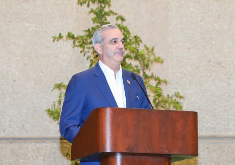 Presidente Luis Abinader recibe la “Medalla al Mérito Policial” con distintivo verde