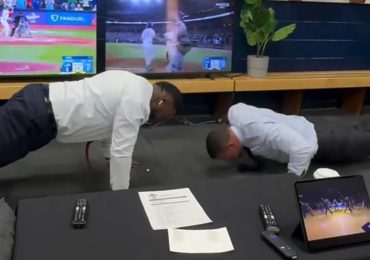 Video | ¿Quién está en mejor forma? ARod y Big Papi protagonizan competencia de pechadas