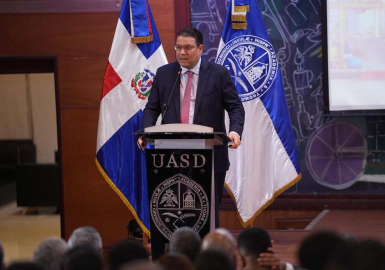 Sanz Lovatón expone sobre la logística como nuevo eje económico ante estudiantes de la UASD