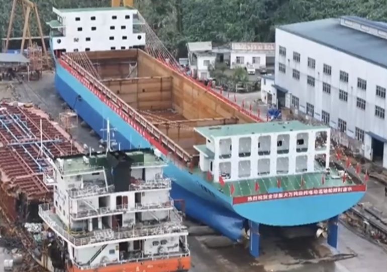 China bota su mayor buque carguero eléctrico, con capacidad de 13.000 toneladas