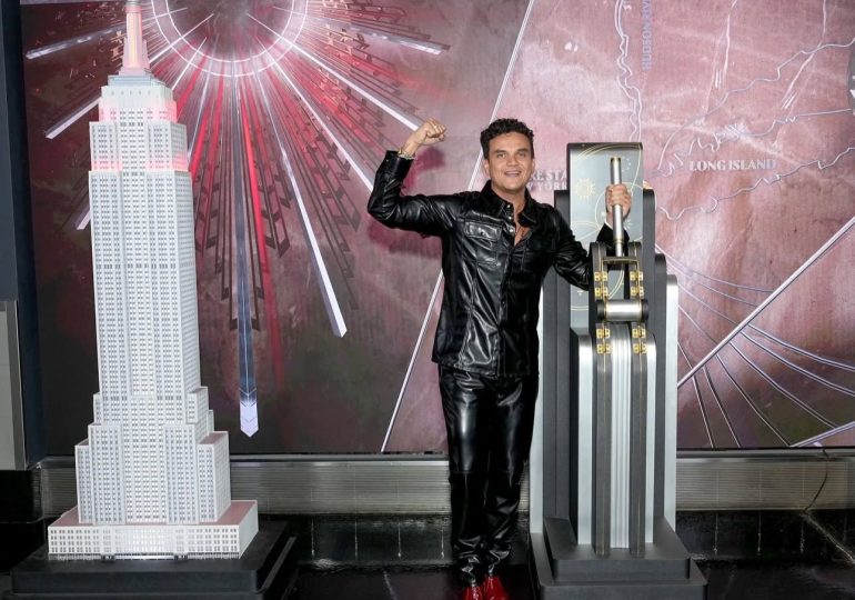 El Empire State Building en Nueva York se ilumina de rojo en honor a Silvestre Dangond