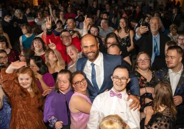 Albert Pujols comparte su alegría tras disfrutar del baile de graduación de otoño en St. Louis