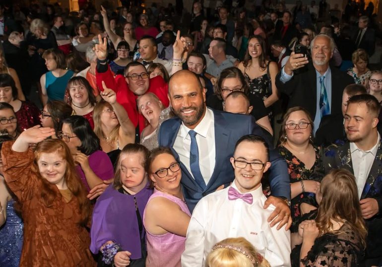 Albert Pujols comparte su alegría tras disfrutar del baile de graduación de otoño en St. Louis
