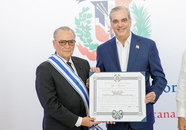 Frank Rainieri Marranzini recibe la Orden del Mérito de Duarte, Sánchez y Mella de manos del presidente Abinader