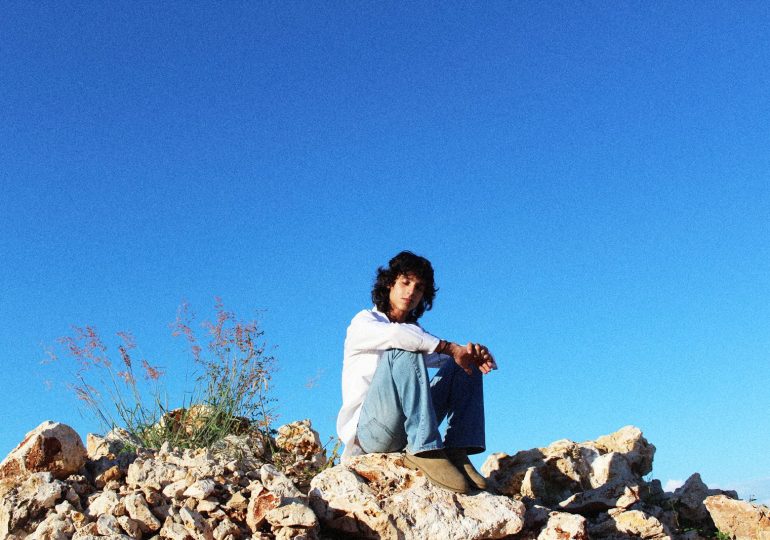 Víctor Pintor estrena “Miradas Disfrazadas”, un canto íntimo al desamor y la autenticidad artística