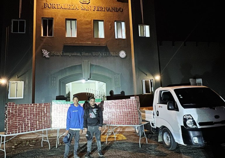 Videos: Ejército intercepta camión que llevaba contrabando de 160 mil cigarrillos debajo de una carga de productos agrícolas en Montecristi