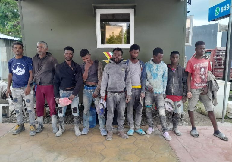Ejército detiene haitianos indocumentados escondidos dentro de tanques en un camión en San Juan de la Maguana