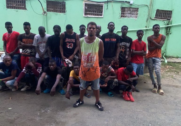 Video | Detienen tres vehículos con 36 haitianos indocumentados en Valverde durante operativo
