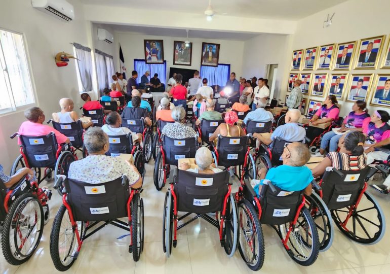Las fundaciones WheelChair, Cruz Jiminián y Virgilio Féliz entregan sillas de rueda en comunidades del Sur