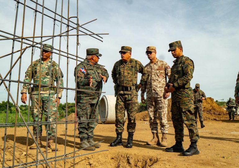 Ministro de Defensa refuerza acciones en la frontera y evalúa avances de la verja perimetral en Dajabón