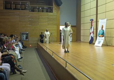 Adultos mayores desfilan colección de joyas