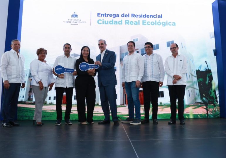 Abinader supera las 20 mil viviendas en su gestión; 488 familias en SDE recibieron su nuevo hogar