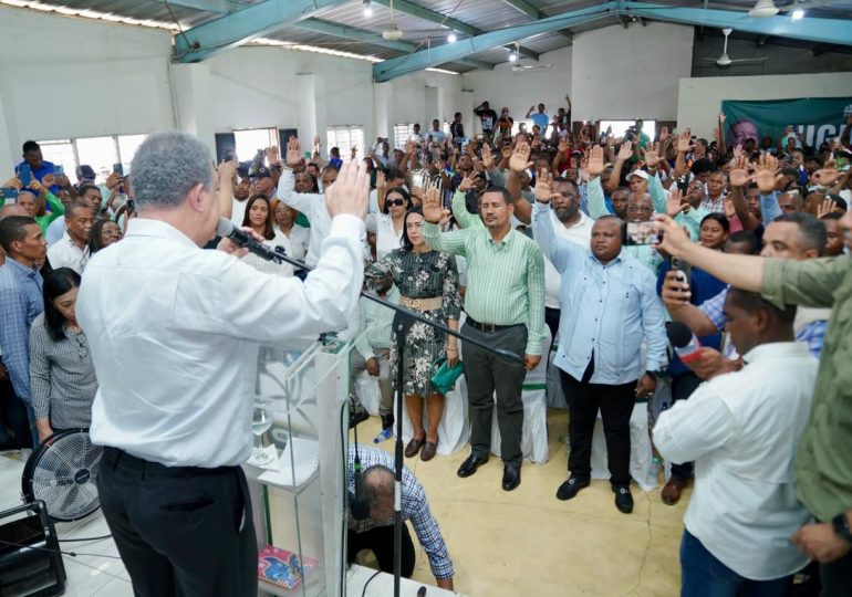 Leonel juramenta exdirigentes del PRM y PLD que se suman a la FP en San Cristóbal