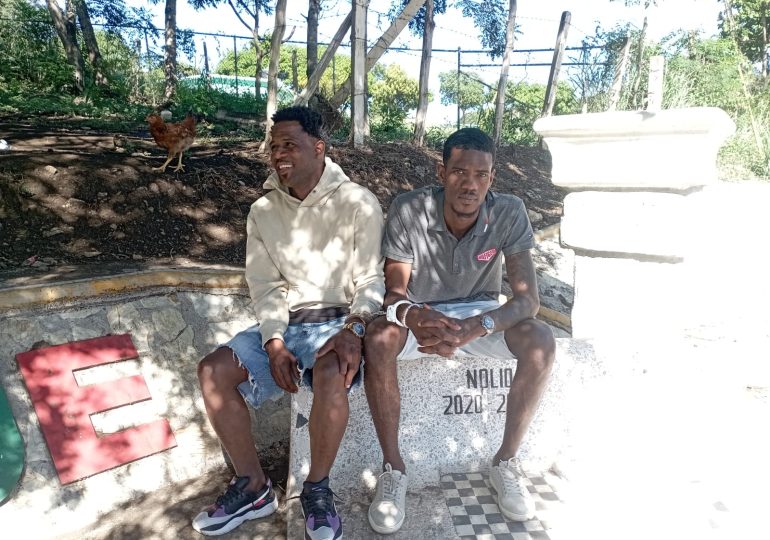 Ejército detiene a dos hombres que transportaban indocumentados en el baúl de un vehículo en San Juan de la Maguana