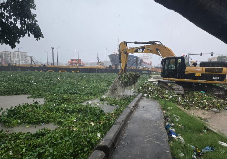 Obras Públicas anuncia cierre del Puente Flotante por arrastre de lilas y materiales del Ozama