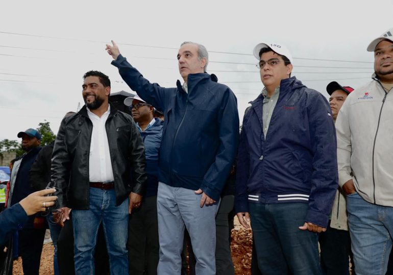 Video | Abinader supervisa funcionamiento de la cañada saneada por el Gobierno, en visita al distrito municipal Villa Linda