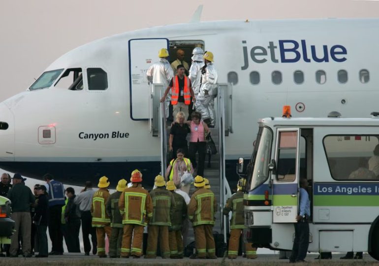 Al menos 15 pasajeros resultan heridos tras brusco descenso de avión en Florida