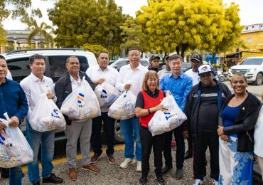 Comunidad china en RD entrega más de 23 mil kits alimentarios en apoyo a familias afectadas por la tormenta Melissa