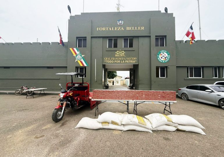 Ejército ocupa contrabando de más de 98 mil cigarrillos ocultos debajo de sacos de alimento para ganado en Dajabón