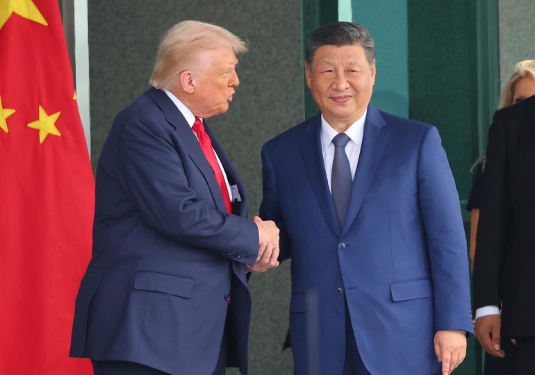 Trump dice que "ya no hay más restricciones" a las tierras raras tras reunión con Xi